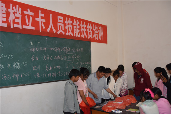 丽江员汇职业培训学校的老师在为鲁地拉镇东乐村委会傈僳族村民培训肉猪养殖技术。.jpg