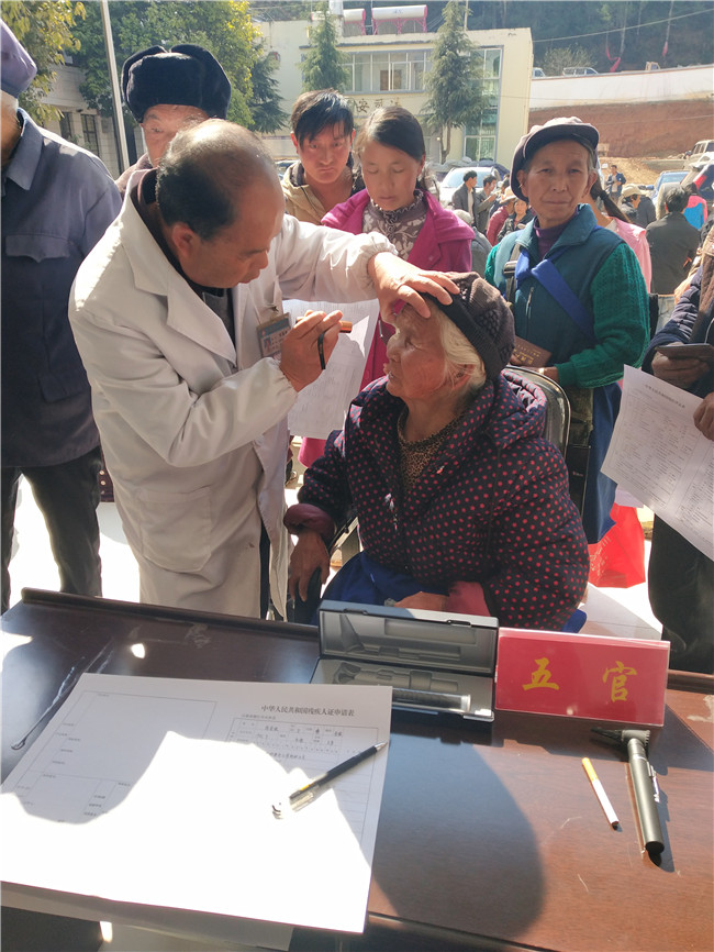 县残联为残疾人办证.jpg