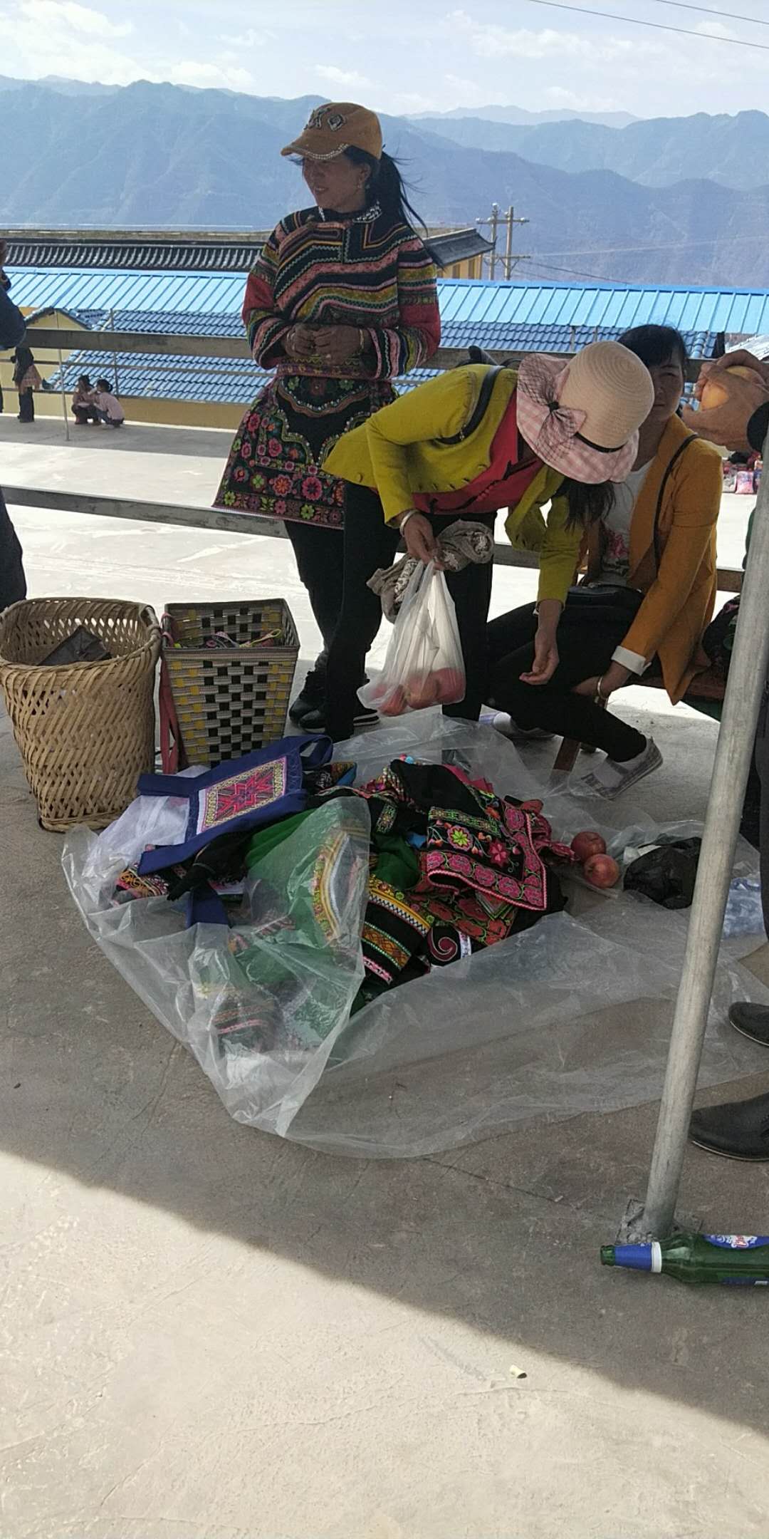 东江街上当地村民售卖的傈僳族服装.jpg