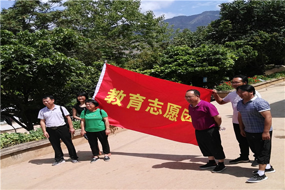 丽江市一中老师到鲁地拉九年一贯制开展教育教学帮扶活动.jpg