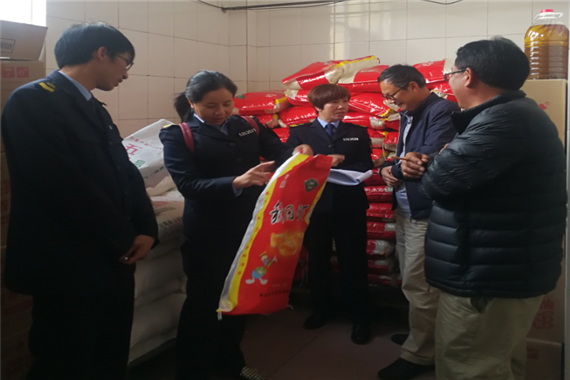 县市场监管部门执法人员在羊坪一贯制学校食堂检查.jpg