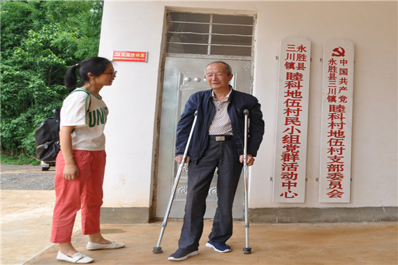 吴建华向我们介绍三川镇睦科地伍村民小组党群活动中心建设情况1.JPG