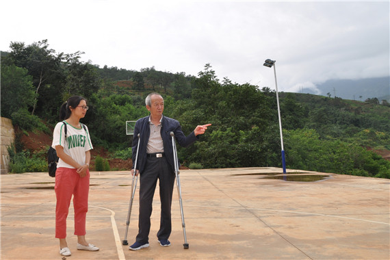 吴建华向我们介绍三川镇睦科地伍村民小组党群活动中心建设情况.JPG